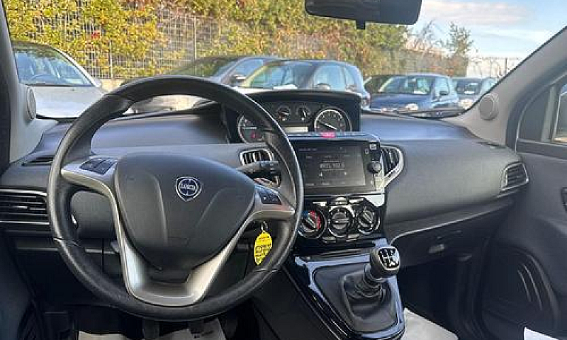 Lancia Ypsilon Hybri...