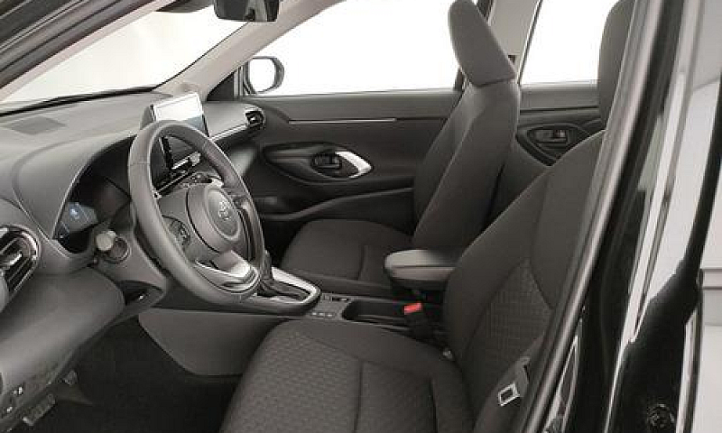 Toyota Yaris Cross 1...