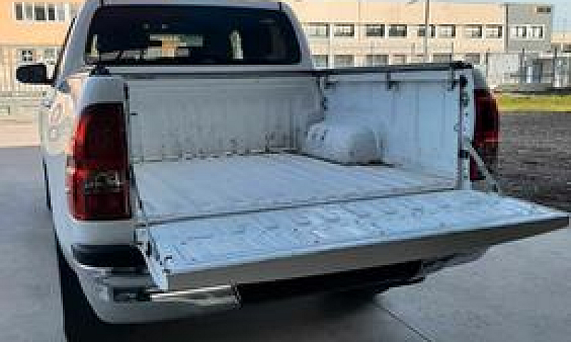 Toyota Hilux 2.4 D-4...