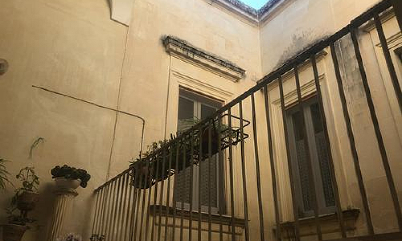 Lecce Palazzo Indipe...