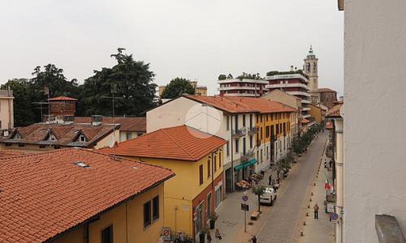 2 Locali A Rho...