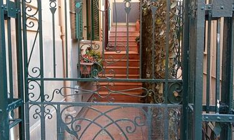 Salerno Centro. Adia...