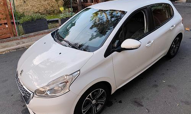 Peugeot 208 1.2 Benz...