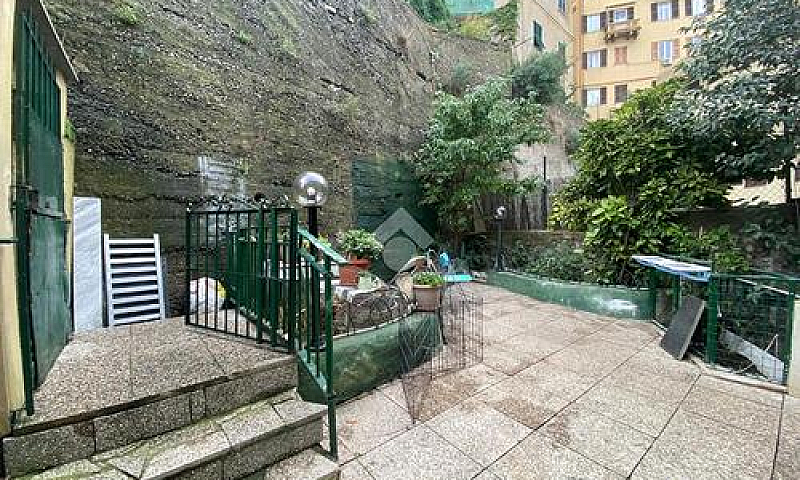 4 Locali A Genova...