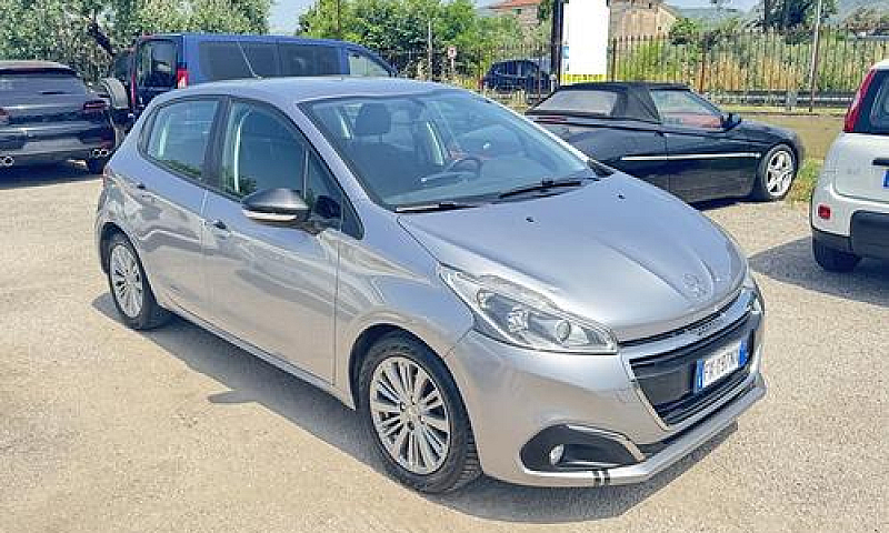 Peugeot 208 1.2 Benz...