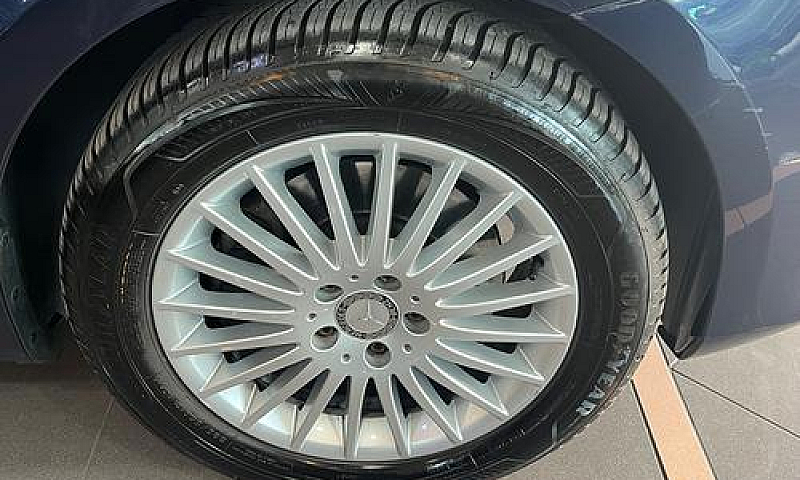 Mercedes-Benz V 220 ...