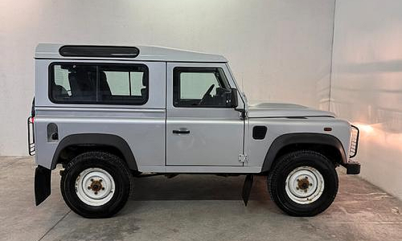 Land Rover Defender ...
