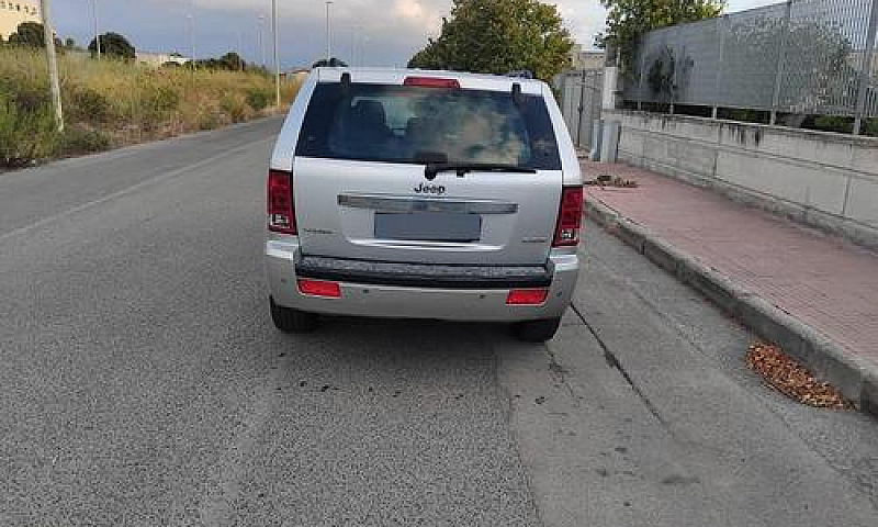 Fuoristrada Jeep Gra...