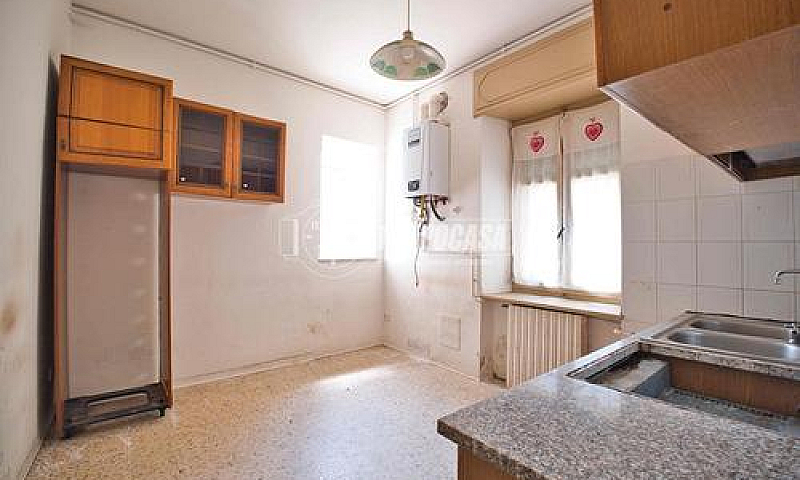 Casa Di Corte Con Po...