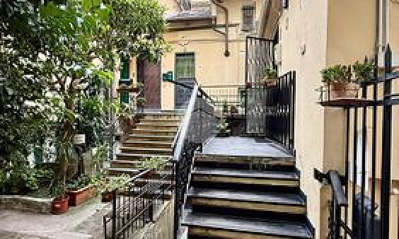 4 Locali A Genova...