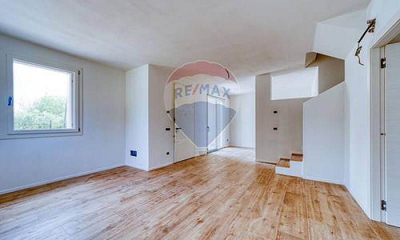 Porzione Di Villa - ...