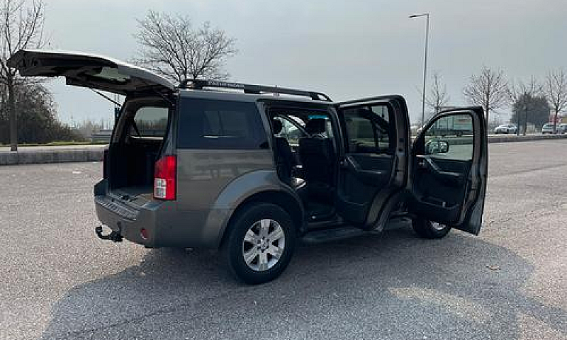 Nissan Pathfinder 4X...