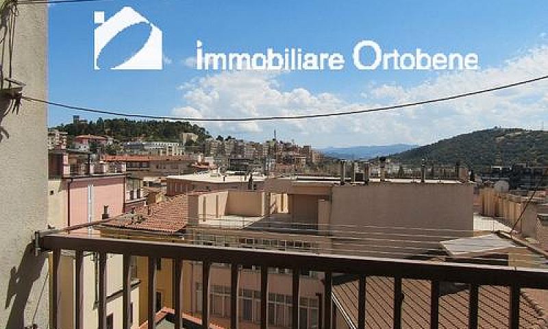 Intero Stabile In Pi...