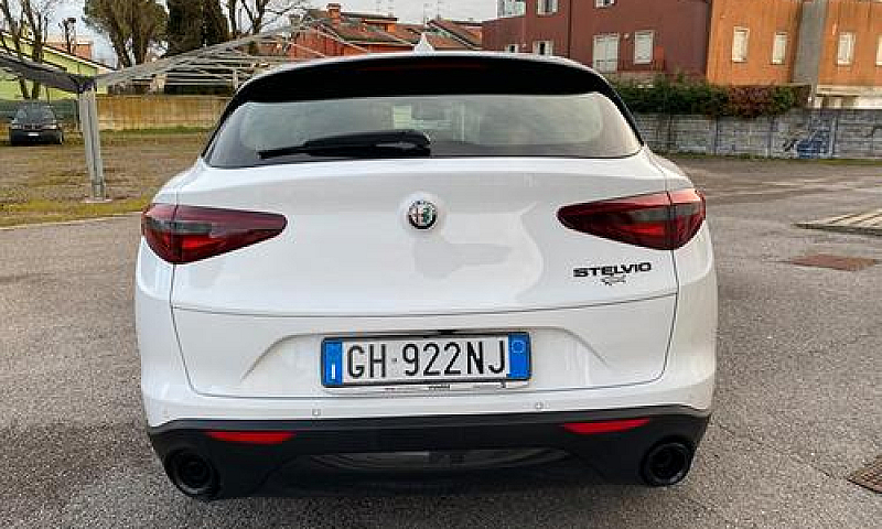 Alfa Romeo Stelvio 2...