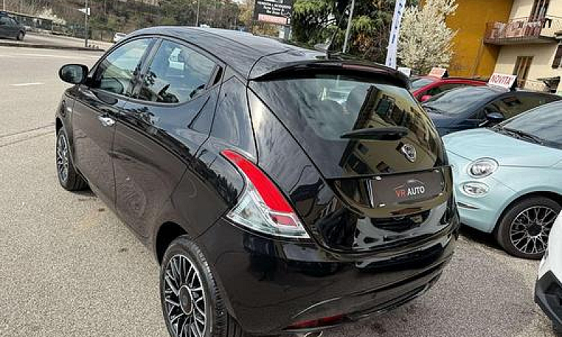 Lancia Ypsilon Hybri...