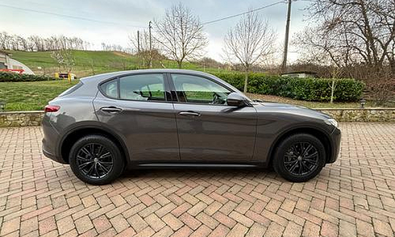 Alfa Romeo Stelvio 2...