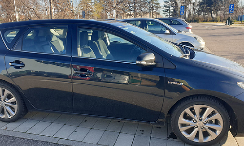 Toyota Auris Ibrida...