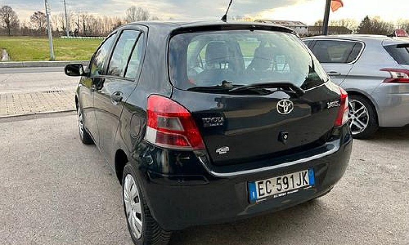 Toyota Yaris 1.0 69C...