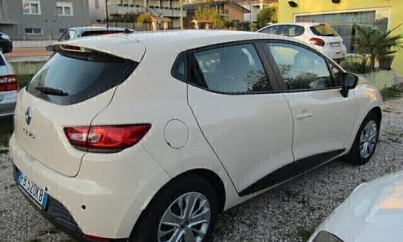 Renault Clio 1.2 75C...