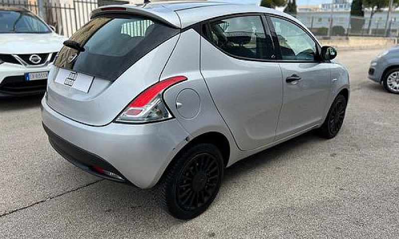 Lancia Ypsilon 1.2 6...