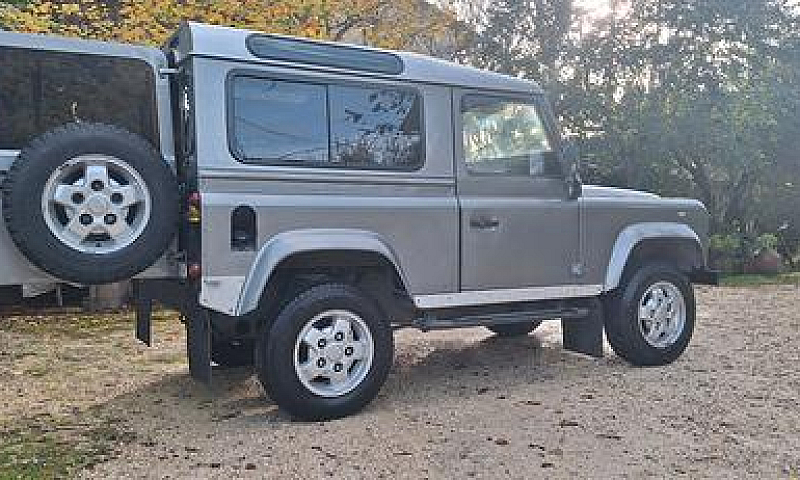 Land Rover Defender ...