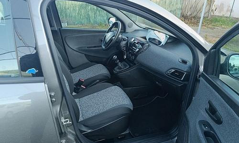 Lancia Ypsilon 1.2 6...