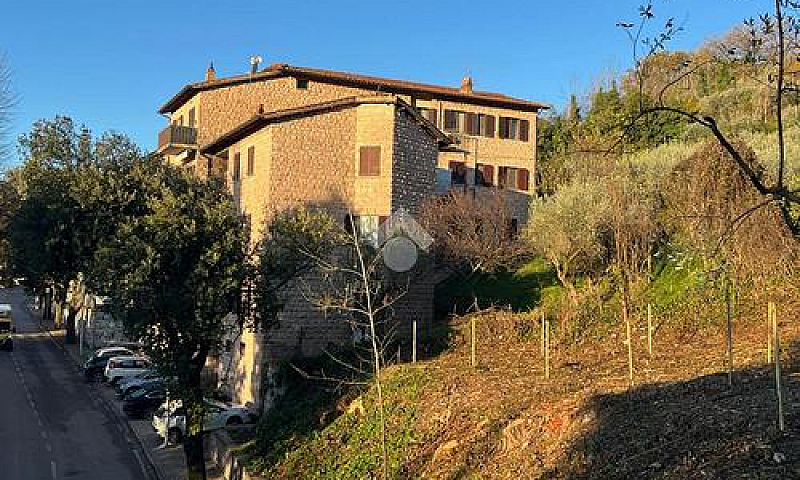 4 Locali A Assisi...