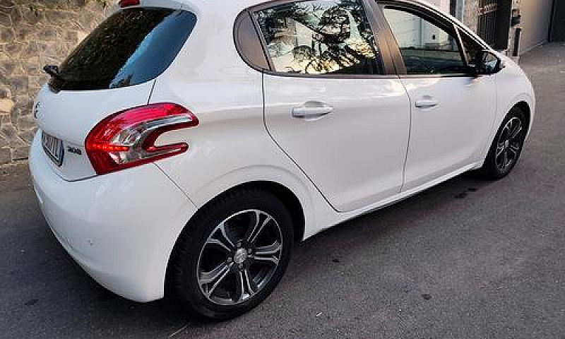 Peugeot 208 1.2 Benz...