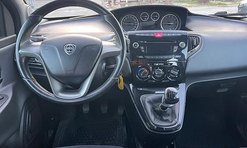 Lancia Ypsilon 1.2 6...