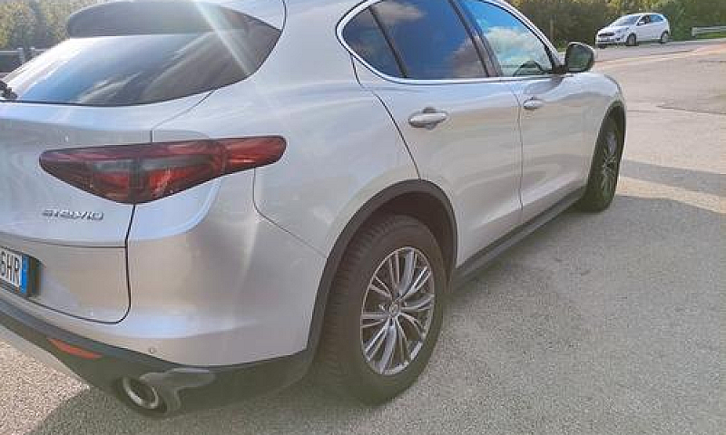 Alfa Romeo Stelvio 2...