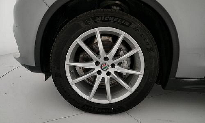 Alfa Romeo Stelvio 2...