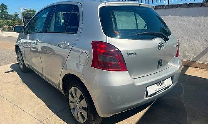 Toyota Yaris 5P Acti...