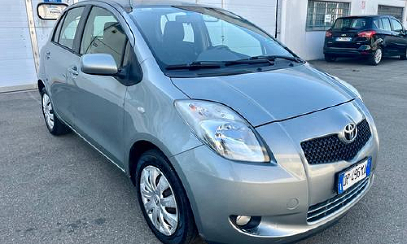 Toyota Yaris 1.3Benz...