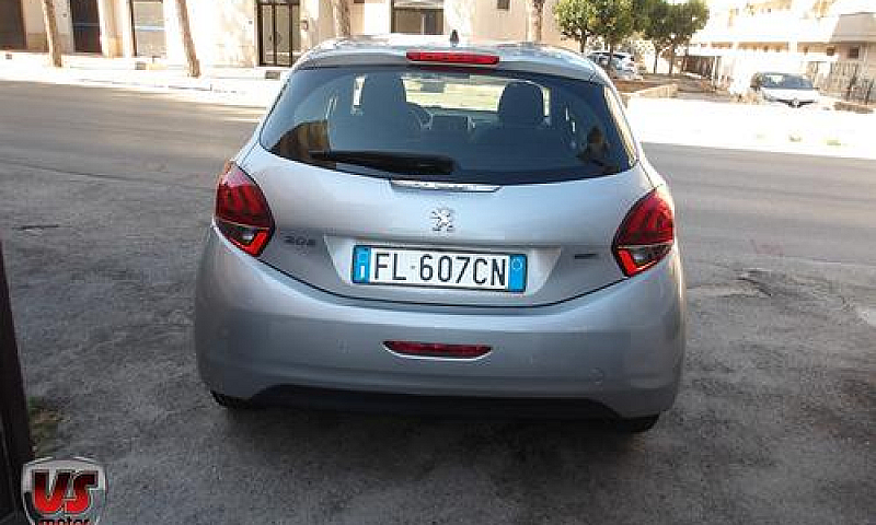 Peugeot 208 1.2 Benz...
