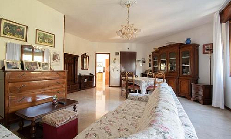 4 Locali A Novi Di M...