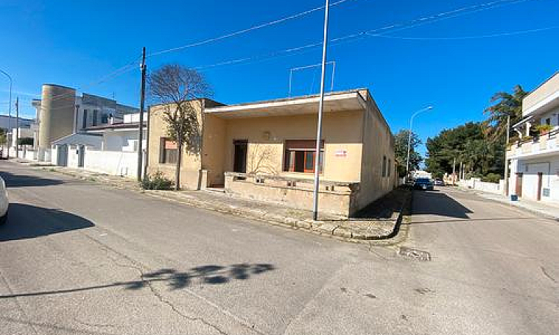 Casa Angolare A Meli...