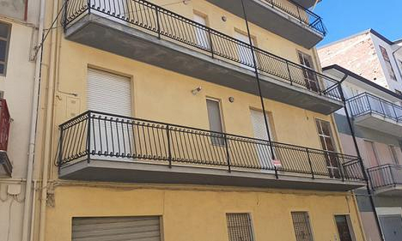 Palazzina Di Tre Pia...