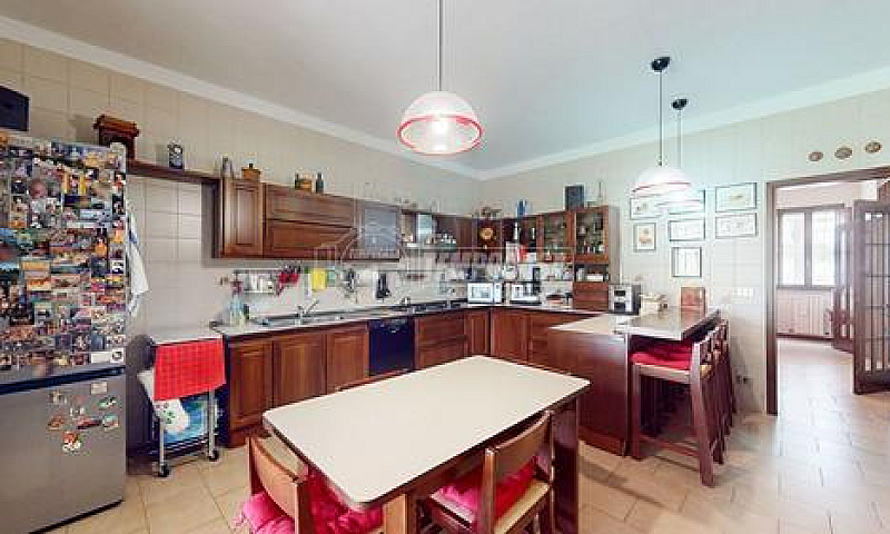 Porzione Di Casa Con...