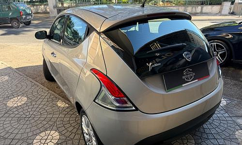 Lancia Ypsilon 1.2 6...