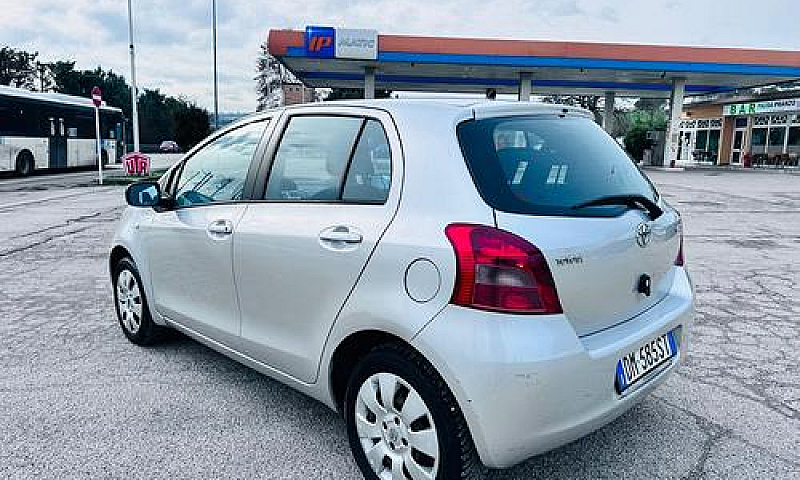 Toyota Yaris 1.0 5 P...