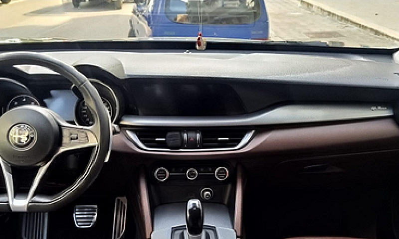 Alfa Romeo Stelvio 2...