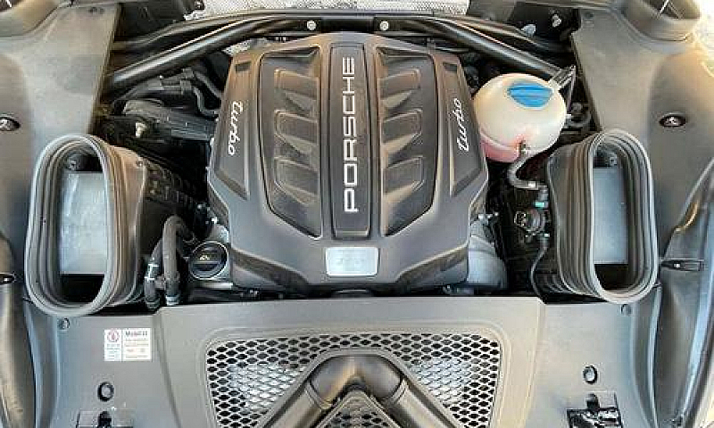 Porsche Macan Turbo...