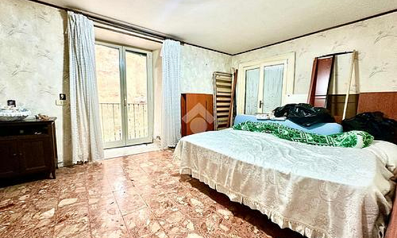 4 Locali A Napoli...