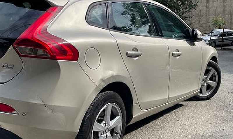 Volvo V40 D3 Momentu...