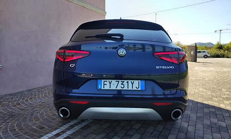 Alfa Romeo Stelvio 2...