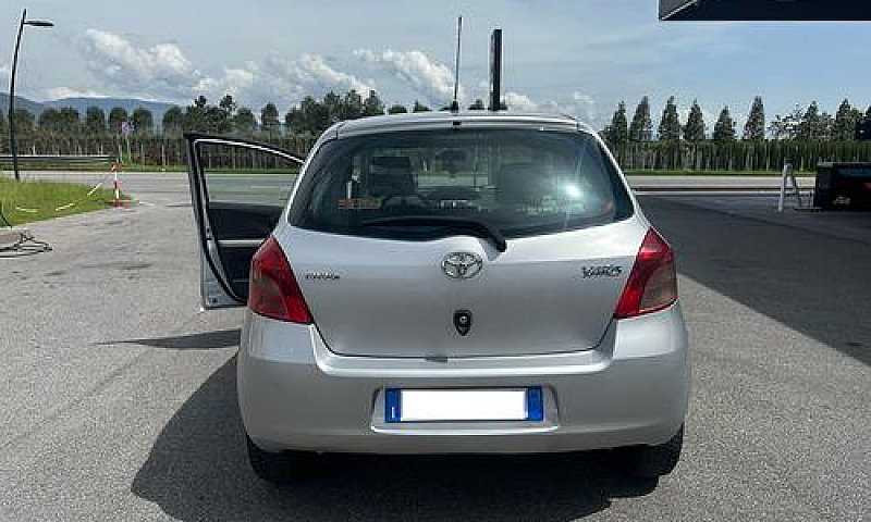 Toyota Yaris 2006 1....