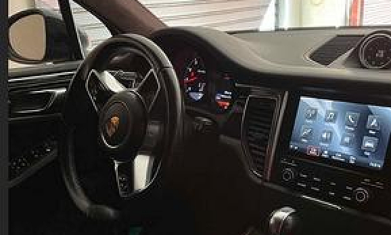Porsche Macan Turbo...