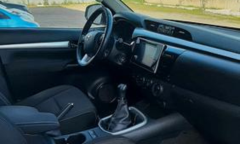 Toyota Hilux 2.4 D-4...