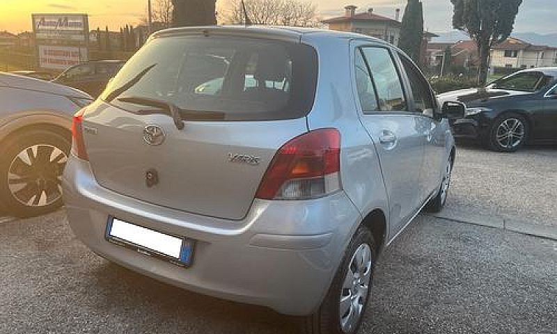 Toyota Yaris 1.0 5 P...
