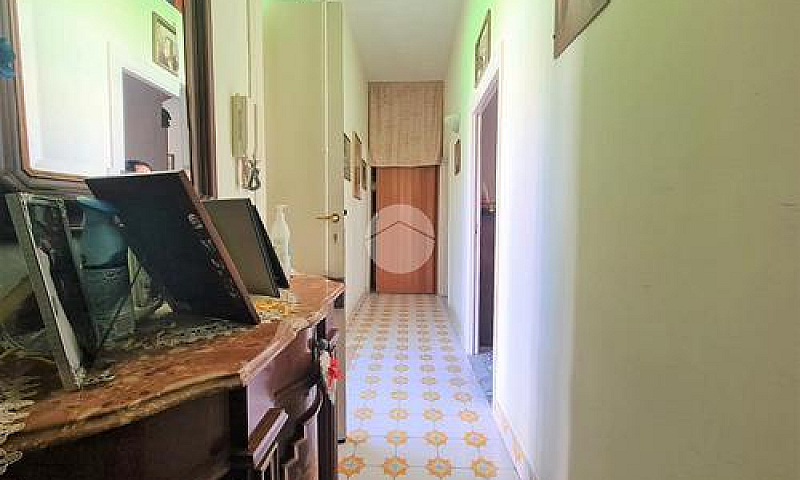 2 Locali A Frattamag...